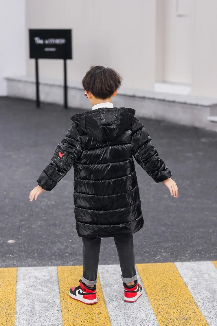 Зимние водонепроницаемые куртки с хлопковой подкладкой для девочек; детская яркая серебристая куртка; Верхняя одежда для мальчиков с позолотой; пальто