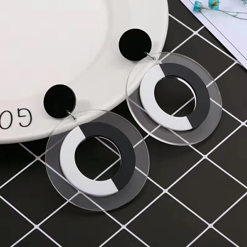

Personality Black and White Round Acrylic Earrings for Women Long Stitching Big Drop Earrings Punk Cool Girl Jewelry Wholesale