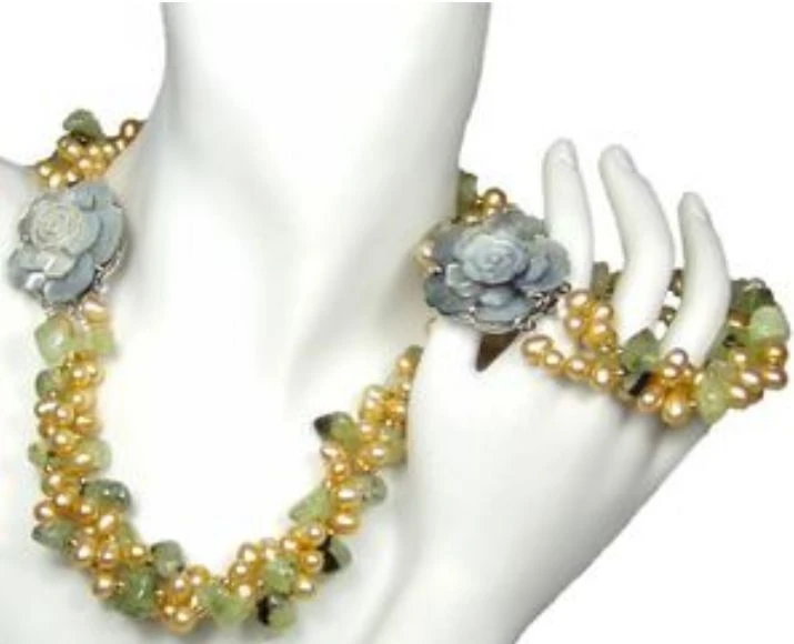 

Pretty pearl and green garnet necklace&bracelet