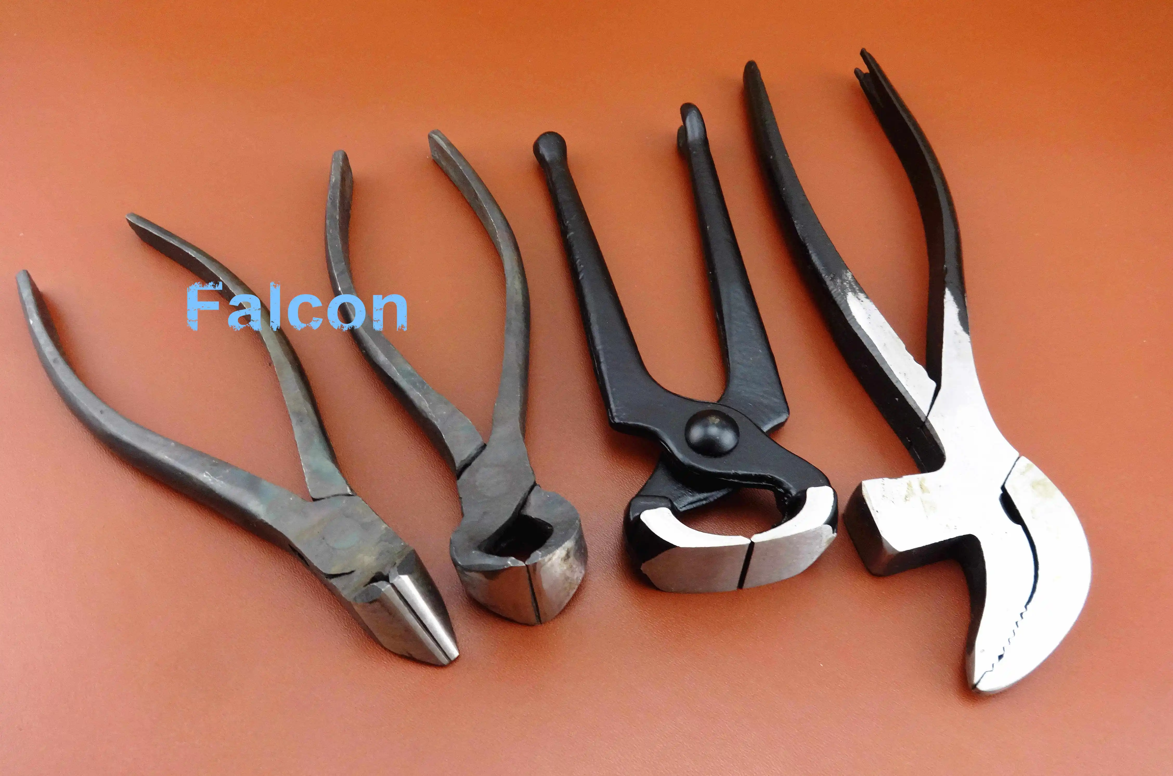 

4pcs Leather Crafts Cobbler Shoemaker Multi Side Cutter Pliers Pincers Nail Puller Tool Set Sewing Stitch Carving Stamping Knife