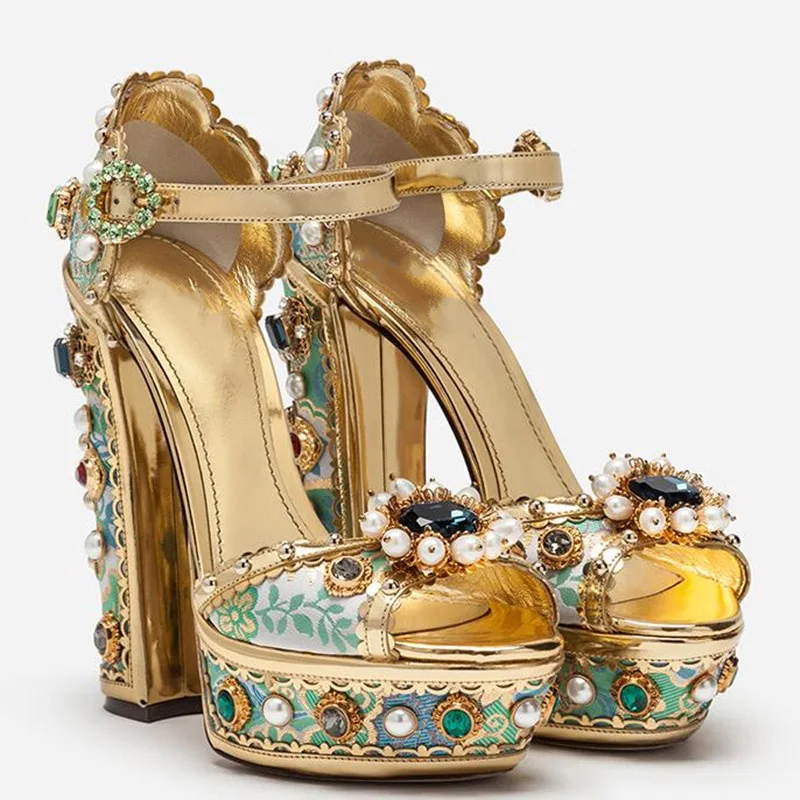 Роскошные босоножки на платформе, украшенные жемчугом; женские туфли на очень высоком не сужающемся книзу массивном каблуке с пряжкой; женские туфли с вышивкой; обувь для торжеств