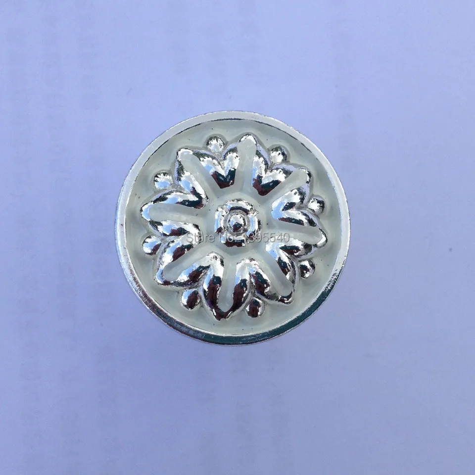 white cabinet knobs 1.jpg