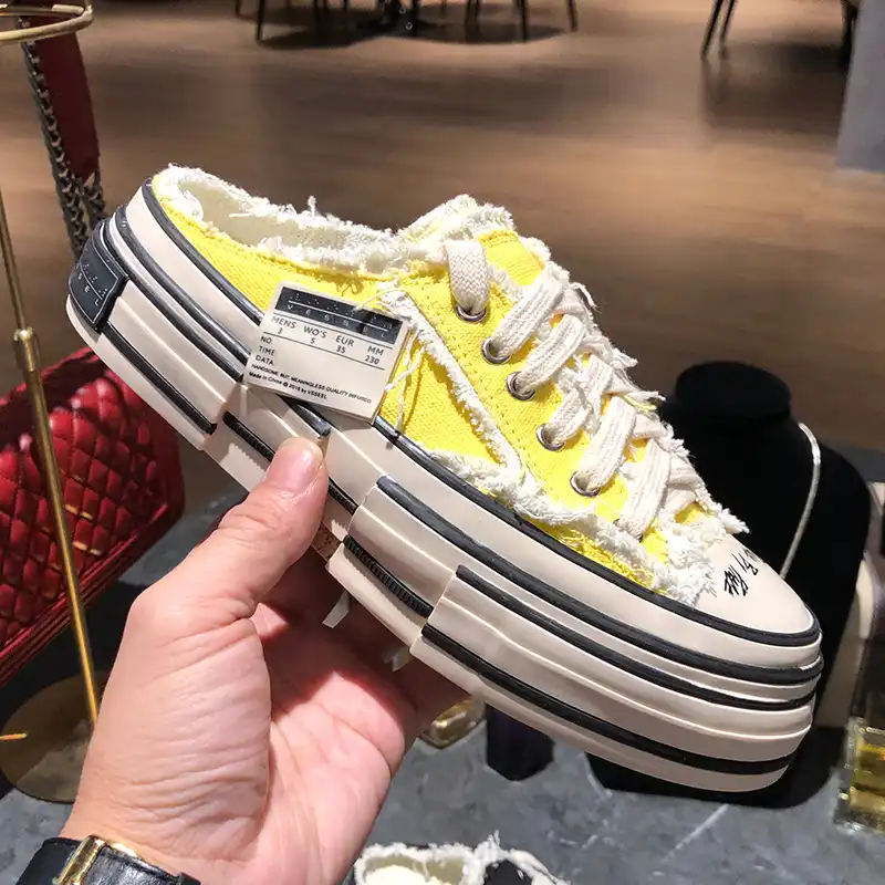 tenis com a parte de tras aberta