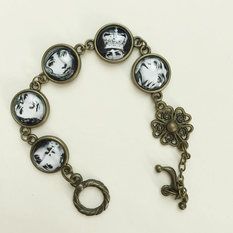 

Funny Fornasetti Plate Pattern Ornament Retro Bronze Chain 3D Crystal Beauty Pattern Creative Figures Jewelry Hanging Decor