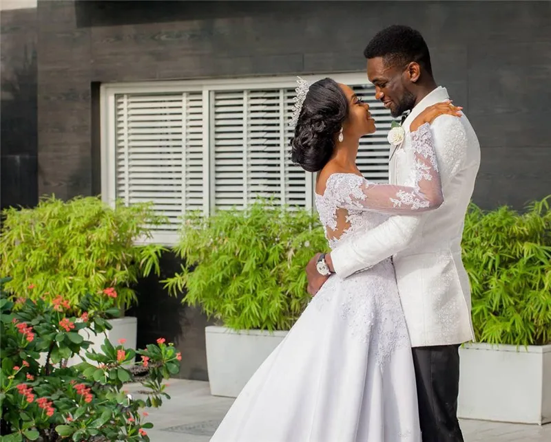 black-girls-2018-new-lace-applique-wedding-dresses-v-neck-long-illusion-sleeves-court-train-wedding-dress-bridal-gowns-robe-de-mariee (4)
