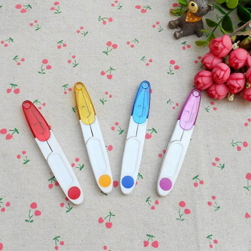 

Portable Yarn Scissors With Safety Lid Plastic Handle Tailors Embroidery Tool Sewing Thread Cutter Cross Stitch Scissors MDJ998