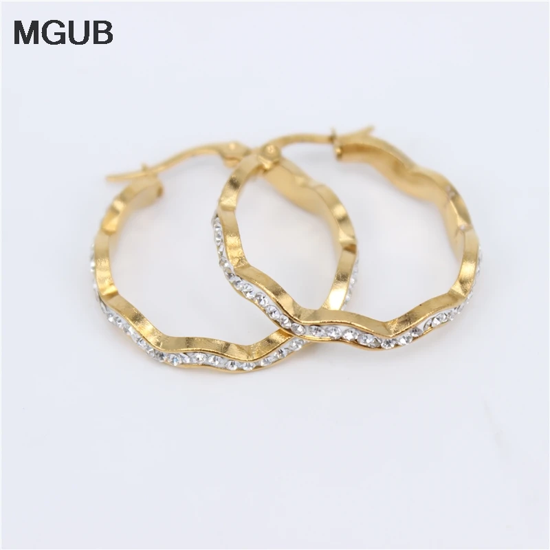 

25mm30mm40mm50mm Crystal flower shaped hoop earrings gold color Cute and exaggerated size Lightweight LH675