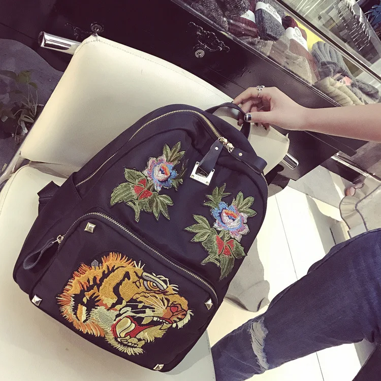 

2018 New Embroidered Flower Tiger Head Backpack Europe And The United States Street Oxford Cloth Waterproof Schoolbag Travel Bag