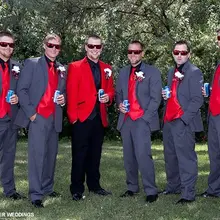 Индивидуальный заказ цвета красный, серый дружки Смокинги для женихов комплект из 3 предметов мужские свадебные званый ужин Костюмы жениха костюмы Best человек костюм Индивидуальный заказ