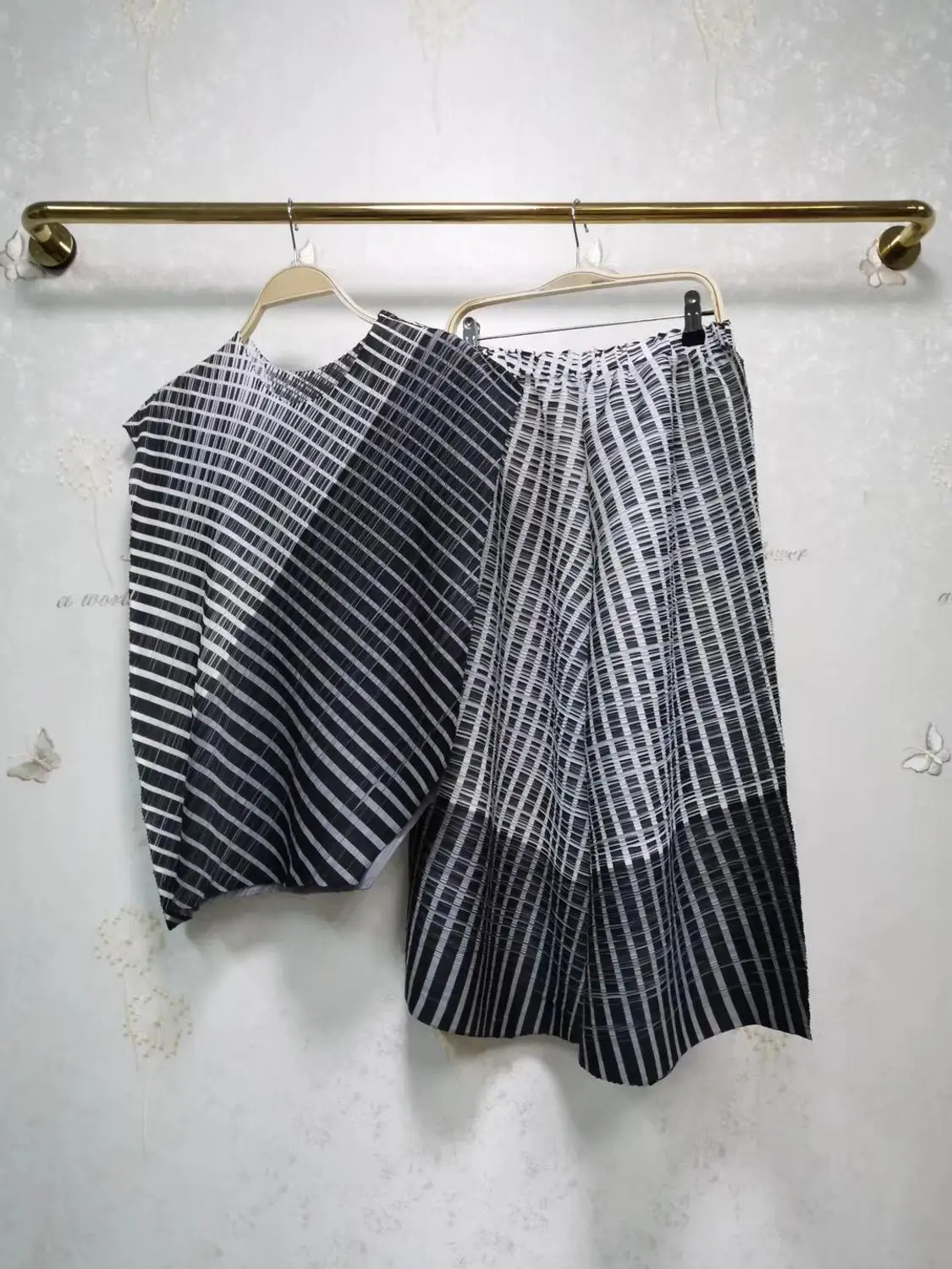 

Summer new European women's printed short sleeve T-shirt pantsuit comfortable wide leg pants miyake new suit free shipping