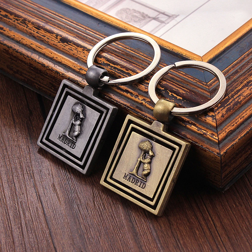 

Vicney Newest Spain Madrid The Bear And Strawberry Tree KeyChain Retro Spain Style Key chain Travel Souvenir Rotatable Keyring