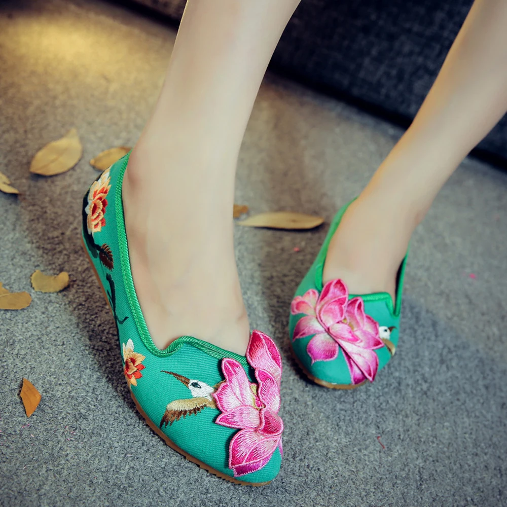 2018 New Design Womens Canvas Chinese Lotus Flower Embroidery Ladies Muscle Flat Loafers Soft Sole Light QiPao Pointed Toe Shoes Women's Shoes