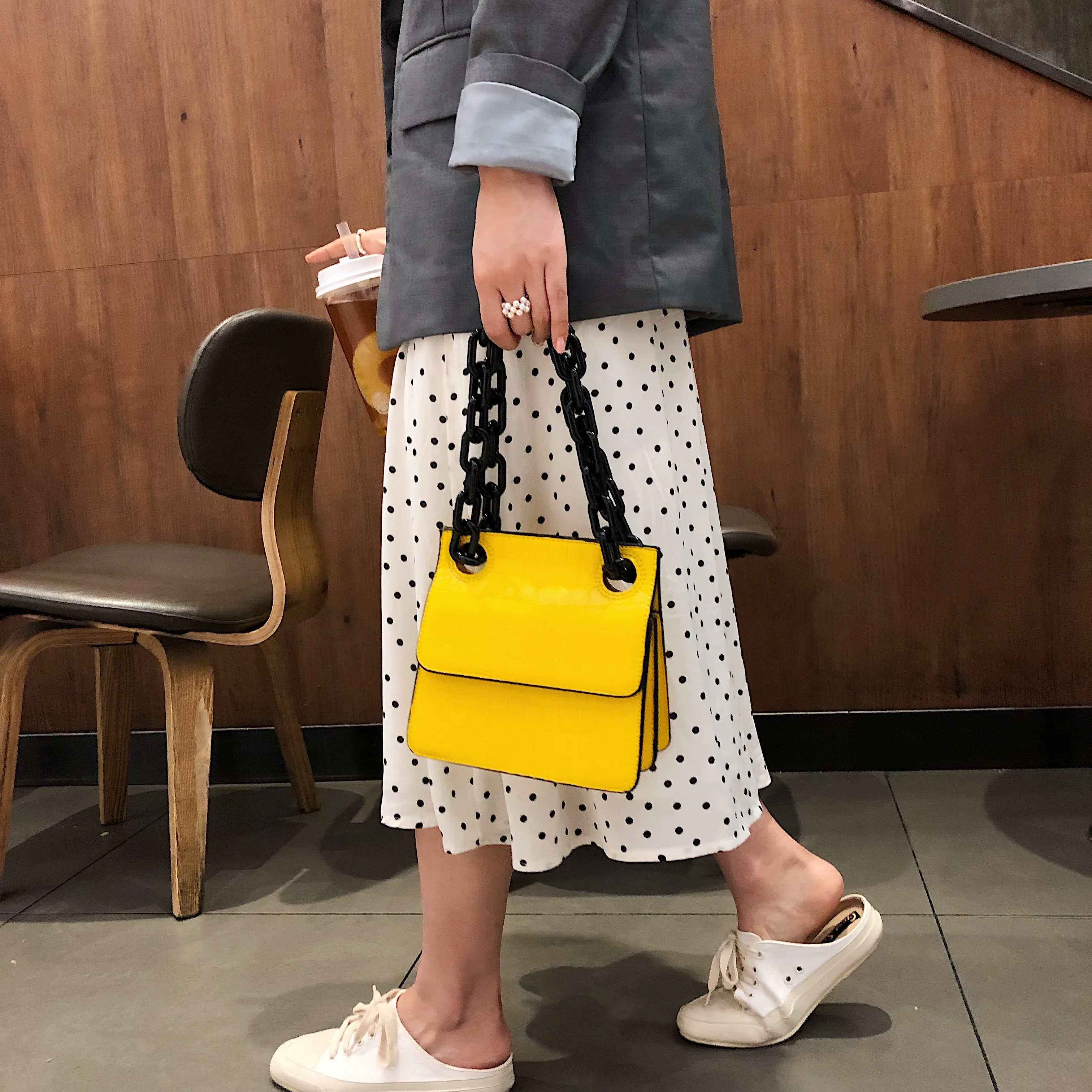 سميكة سلسلة Crossbody حقائب للنساء 2019 الأزياء نمط الحجر صغيرة الكتف حقيبة ساعي السيدات مصمم المحافظ و حقيبة يد سميكة سلسلة Crossbody حقائب للنساء 2019 الأزياء نمط الحجر صغيرة الكتف حقيبة ساعي السيدات مصمم المحافظ و حقيبة يد