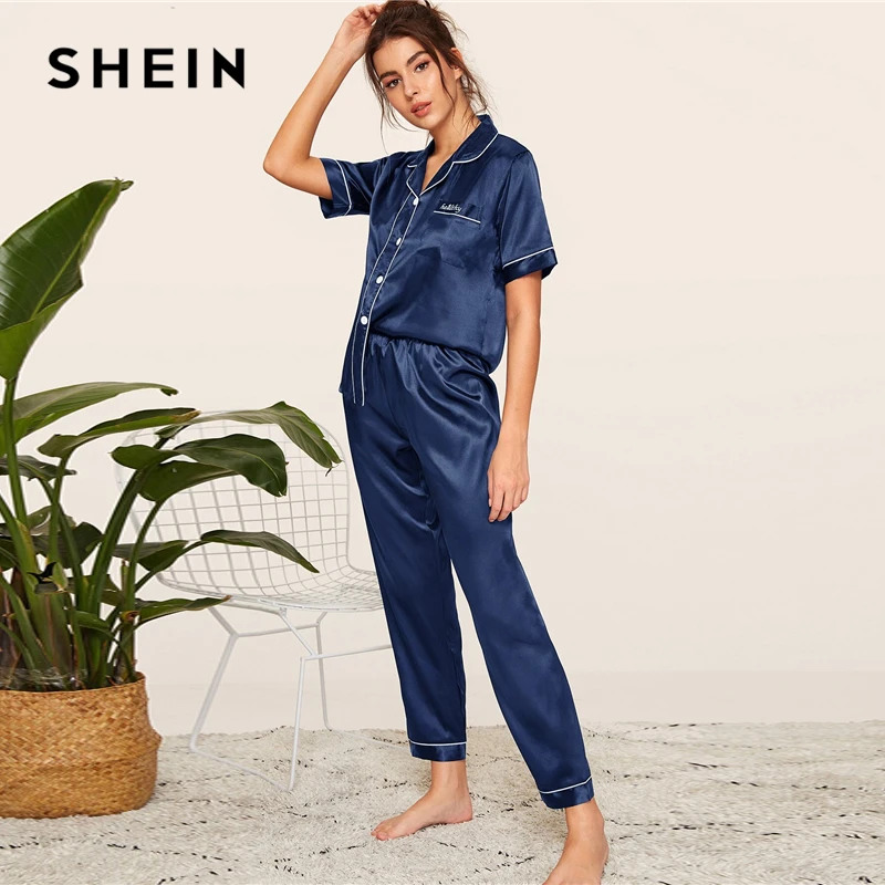 SHEIN Темно-Синяя атласная пижама с вышитыми буквами, пижамный комплект с коротким рукавом и длинными штанами, Пижама для женщин, повседневная женская пижама