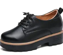 2019 Primavera mulheres tênis de plataforma sapatos de plataforma apartamentos sapatos De Couro das senhoras ata acima trepadeiras sapatos de salto médio.