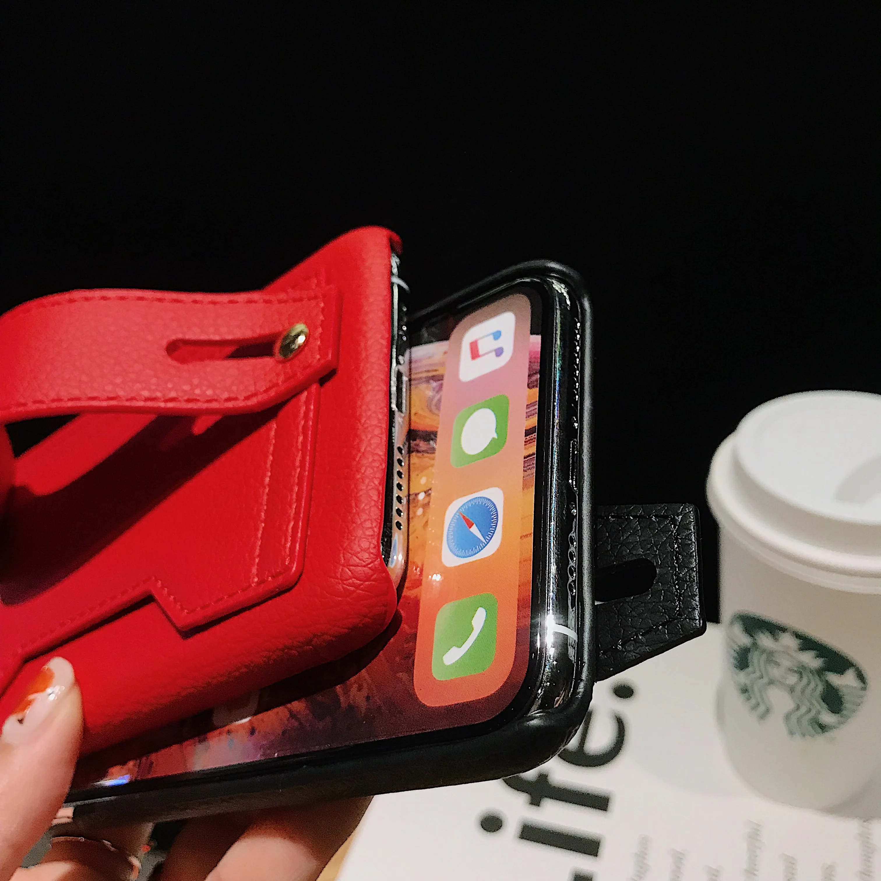 Con la correa de la muñeca de la ranura de la tarjeta para iPhone XS Max Funda de cuero Litchi piel soporte funda Coque para iPhone 8 plus 6 S 6 7 Plus X XR