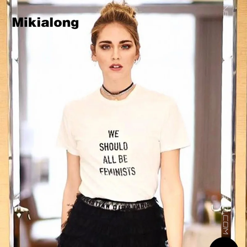 نحن يجب أن يكون كل FEMINISTS الصيف الأعلى المحملة قميص فام 2018 الشرير الهذيان النسوية تي شيرت للنساء عارضة أسود أبيض T قميص فام