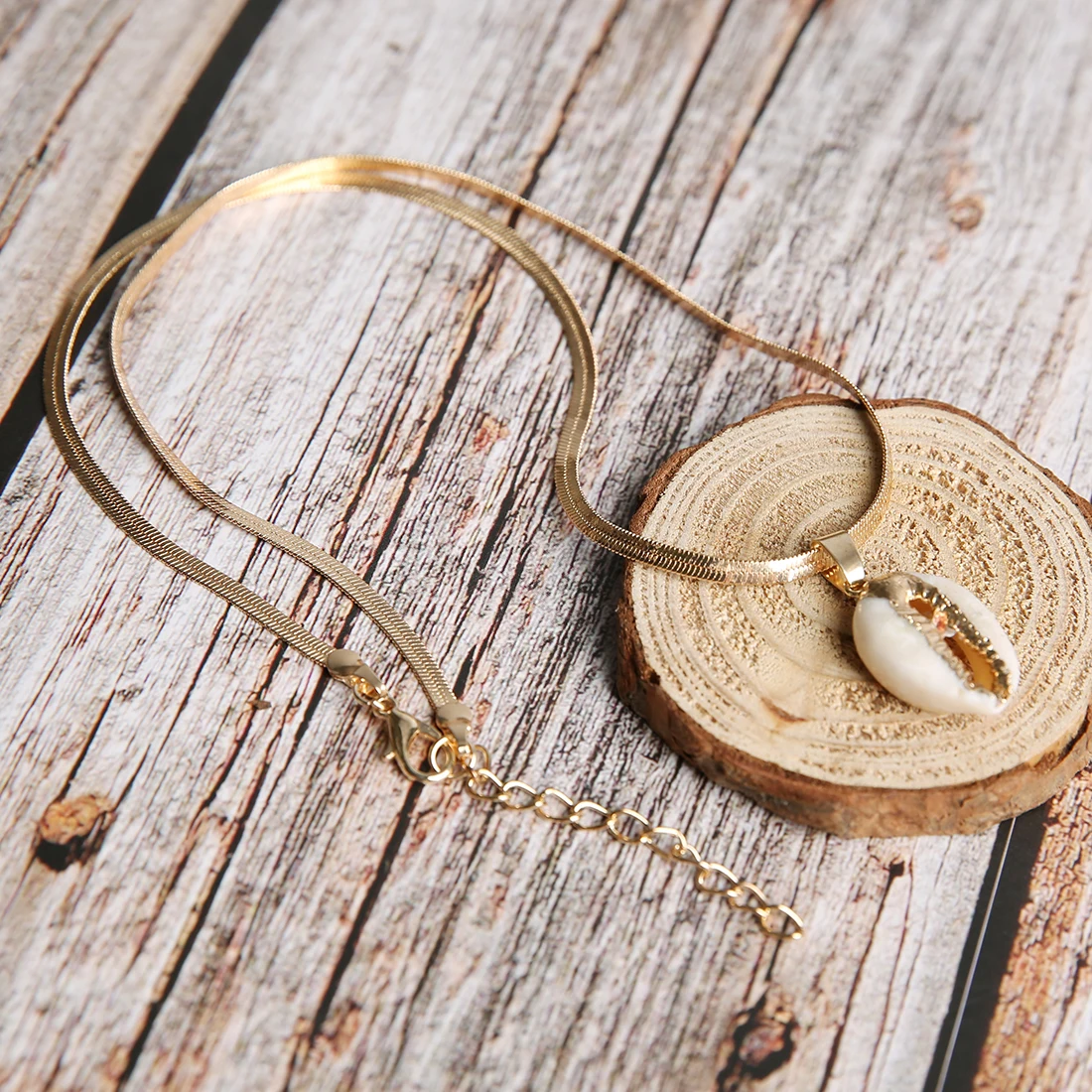 

Fashion Natural Shell-Wrapped Gold Pendant Statement Necklace for Women Charm Snake Chain Bohemian Sea Choker Summer Jewelry