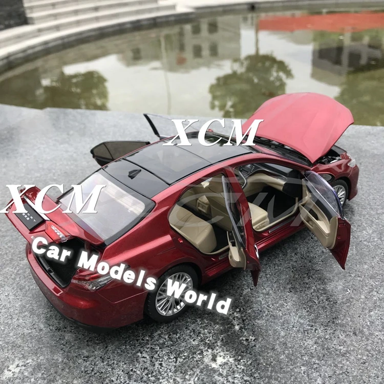 Литая модель автомобиля для 8-го поколения Camry 1:18(красный)+ маленький подарок