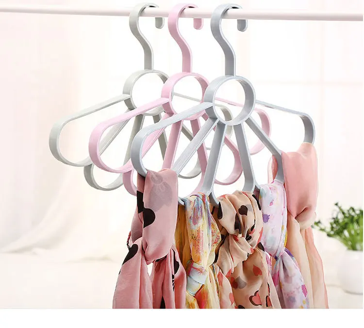 

1PC New Fashion Nordic Wind Fan Scarf Scarf Hanger Frame Petal Multifunctional Tie Belt Storage Rack Holes Holder ND 0212