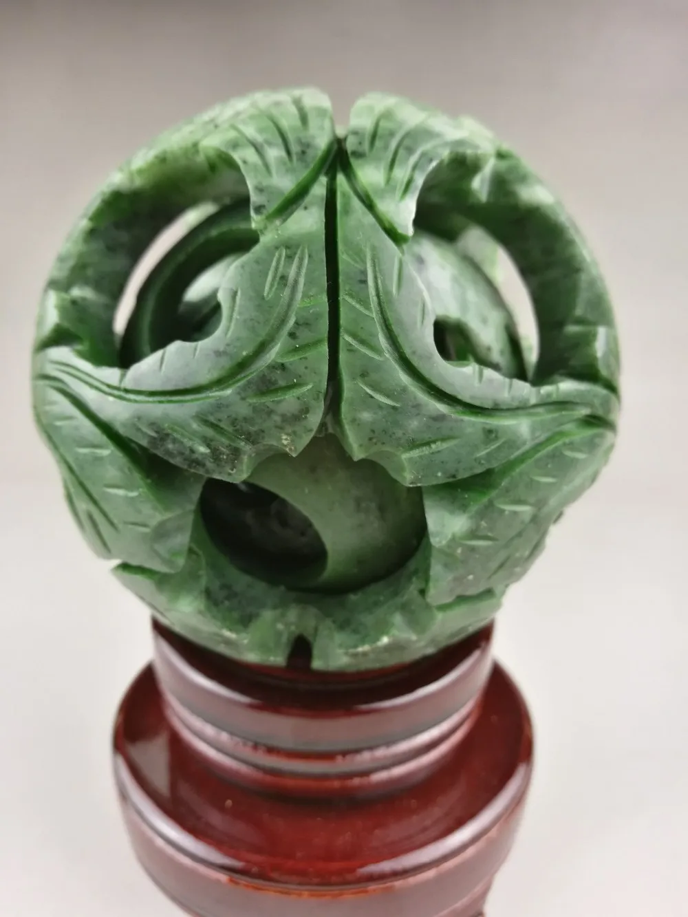 Китайский старый зеленый нефрит резной fengshui dragon ball magic с деревянной основой