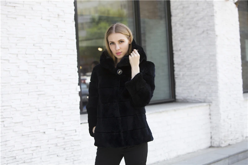 Новое поступление зимняя куртка женская с настоящим мехом с капюшоном женская мягкая черная короткая модель тонкая Высококачественная натуральная меховая шуба уличная одежда