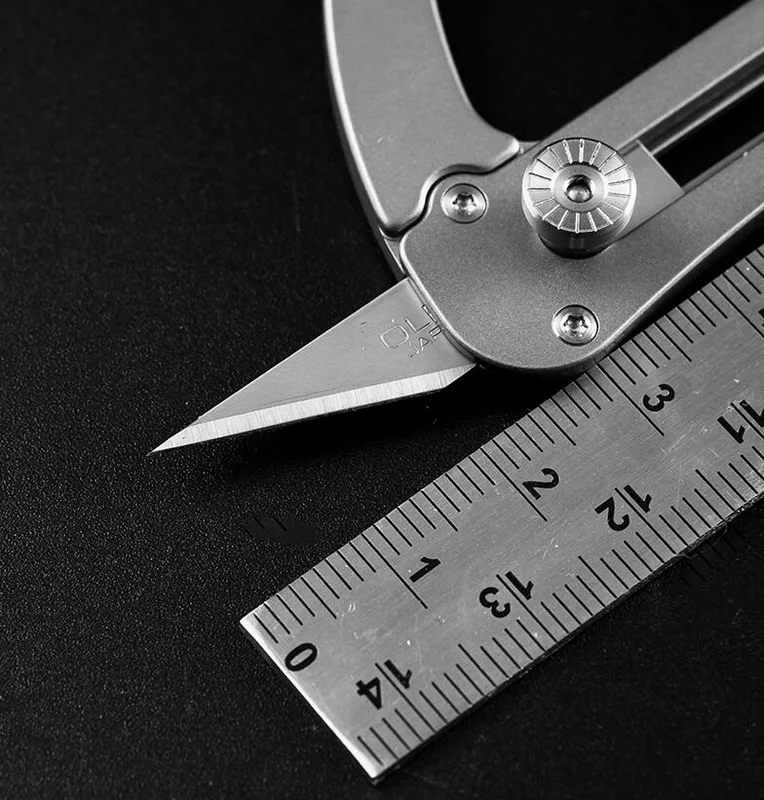 Multi-função de Titânio ao ar Chave de Fenda Abridor de Garrafa Faca de Serviço Livre Ferramenta. Carry-on Chaveiro Pendurar Fivela Público. Edc 19 fenda, chave de fenda, abridor de garrafa, faca de serviço público.