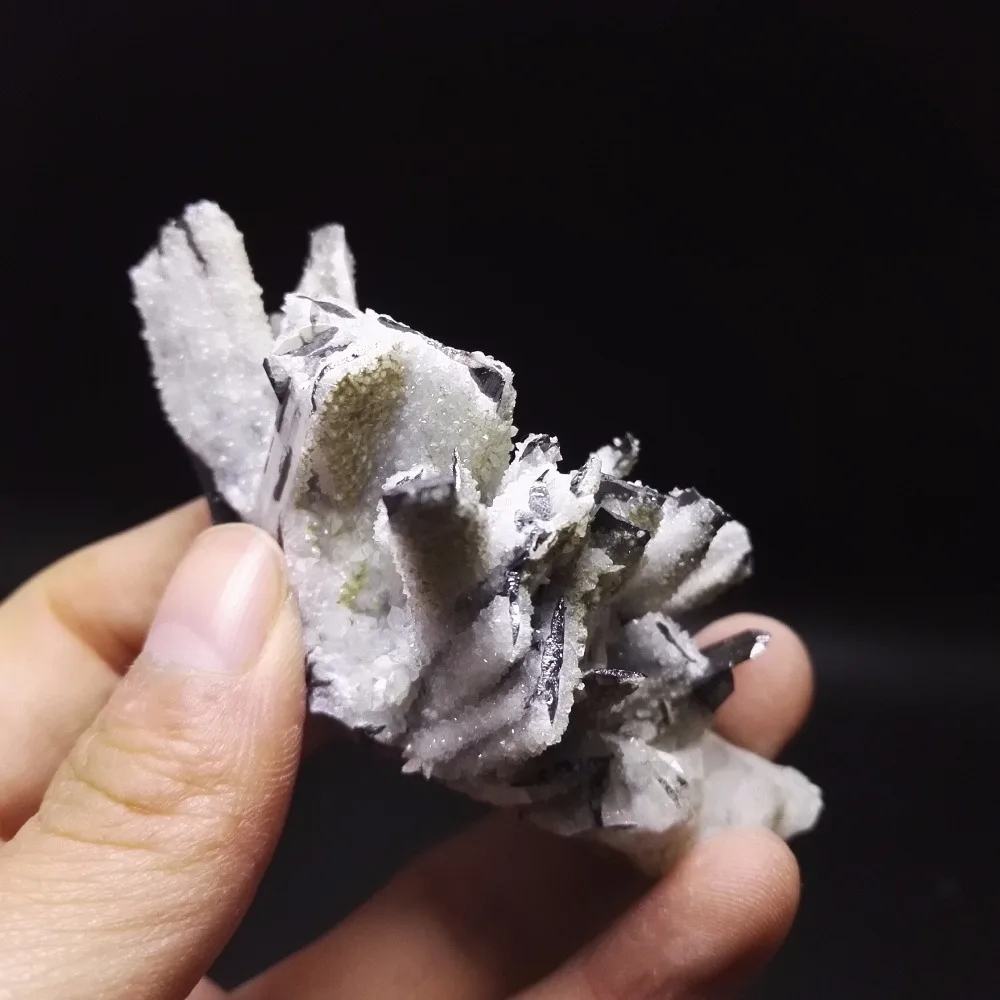 

120g Natural stones and minerals The surface of the huebnerite form white crysta Rare mineral B710