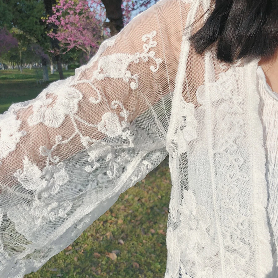 DICLOUD Embroidery Lace Sexy Blouse Women 2018 Beach White Flowers Kimono Ladies V-Neck Loose Summer Tops Shirt White Cardigan