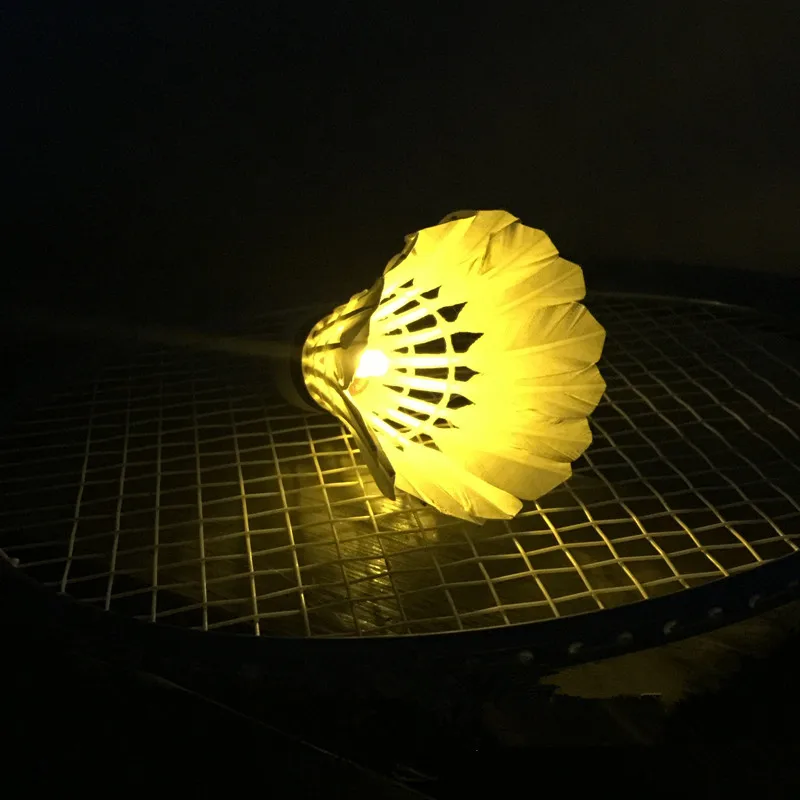 4 unids piezas LED bádminton Shuttlecock bola pluma resplandor en la noche entretenimiento al aire libre deporte iluminación bolas accesorios coloridos 4 unids piezas LED bádminton Shuttlecock bola pluma resplandor en la noche entretenimiento al aire libre deporte iluminación bolas accesorios coloridos