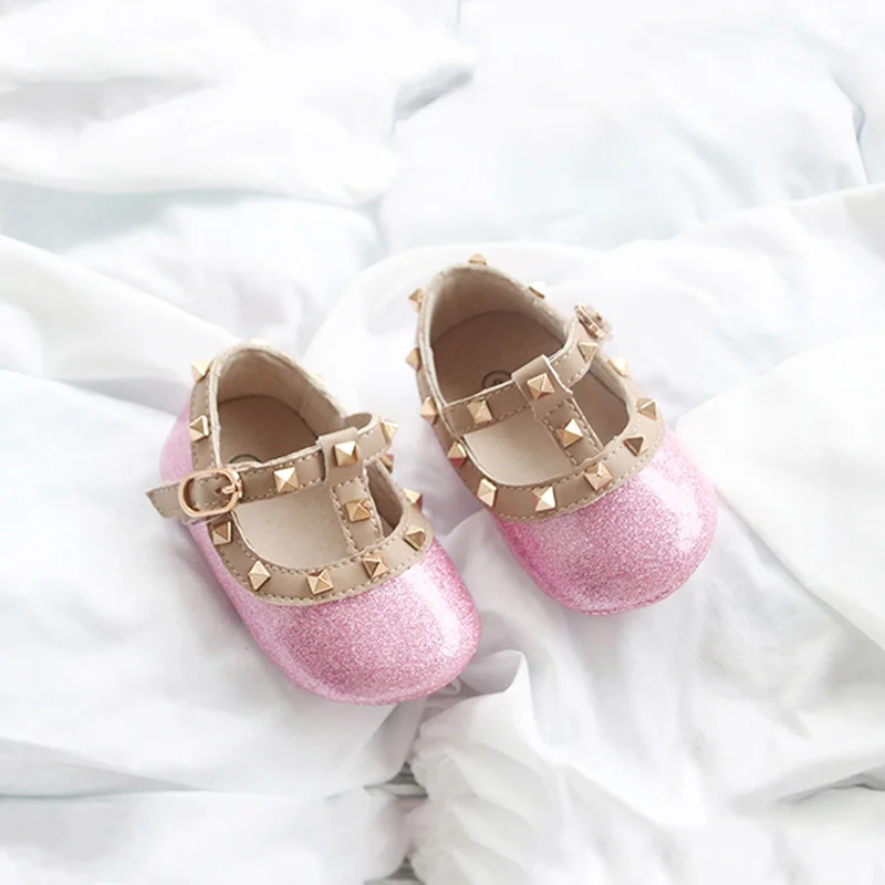Милые! Детская обувь на шпильке; обувь для новорожденных; обувь для маленьких девочек; обувь из натуральной кожи с заклепками для малышей 3-18 месяцев; обувь ярких цветов - Цвет: Pink