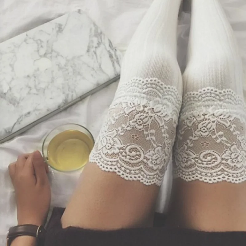 Женские мягкие зимние пикантные вязаные японские гипюровые кружевные сапоги выше колена с вертикальными полосками теплые облегающие высокие женские носки