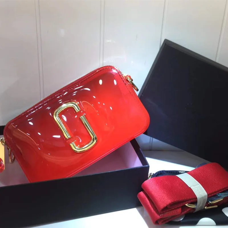 

2019 new designer transparent plastic handbags solid color beach small square bag camera bag transparent jelly bag female models