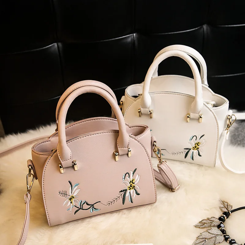 

2017 European And American Fashion Embroidery Wings Package Spring New Embroidery Handbags Casual Shoulder Handbag Messenger Bag