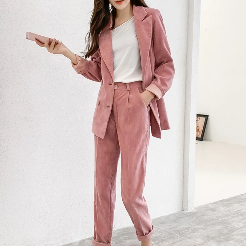 Женский вельветовый брючный. Женский вельветовый брючный. Max mara брючный костюм бархат. Бархатный брючный костюм. Женский вельветовый брючный.