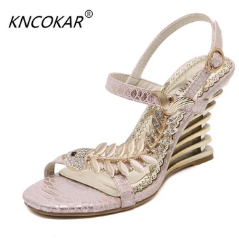 

Film serpentine metal buckles a word diamond 9 cm high with alien wedge female open-toed sandals