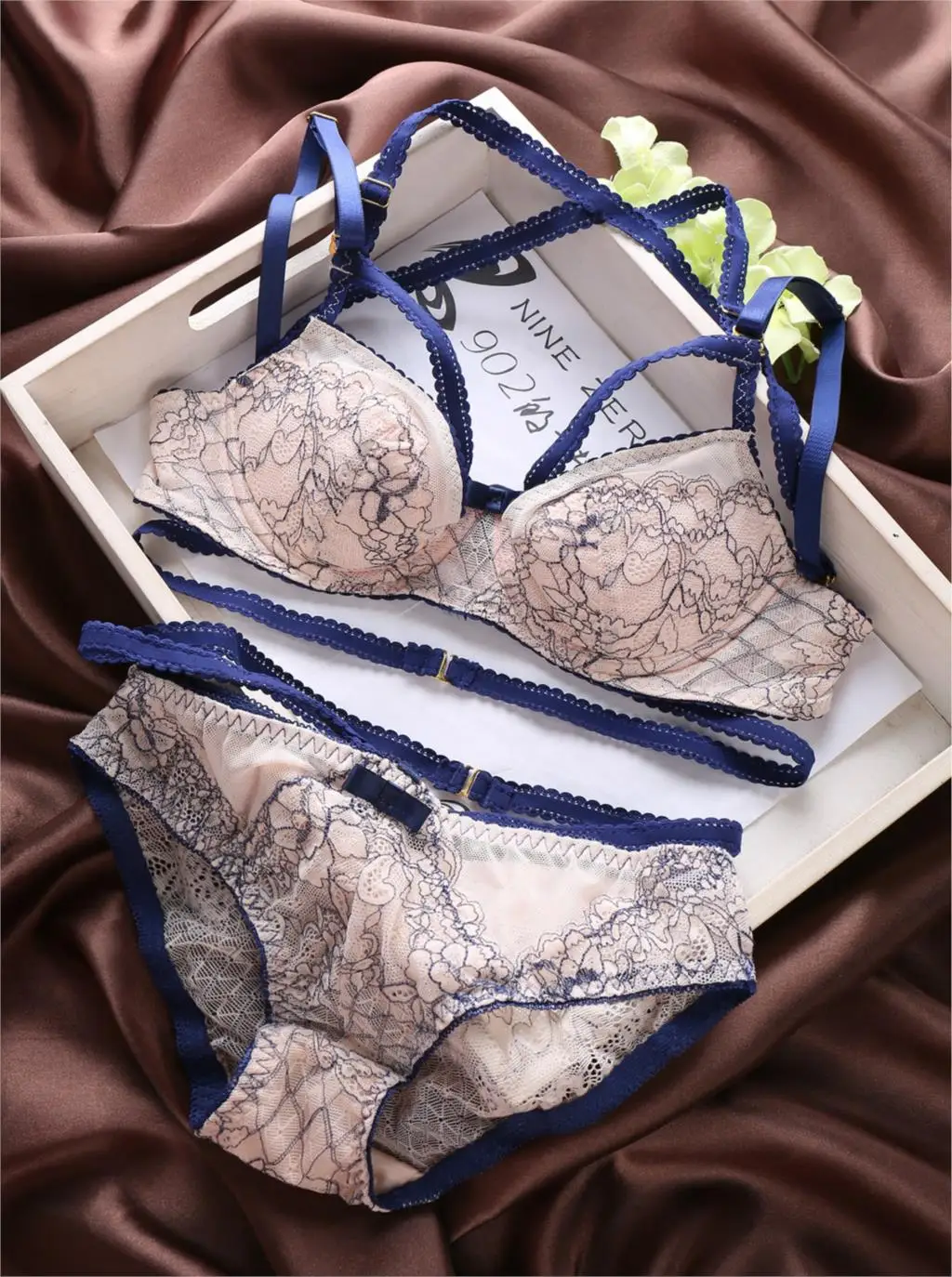 Pink & White Color Lace embroidery Beautiful Back Bra Thin Section Multi-worn Sexy Women Underwear Bra Set()