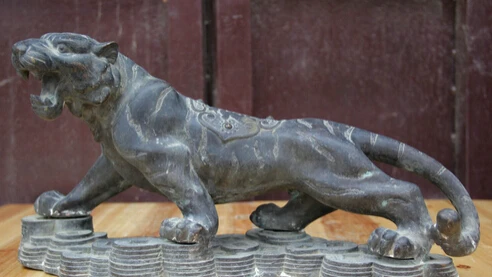 

JP S0524 18" Old Chinese Bronze Folk Fu Wealth Money Zodiac Year Tiger Statue sculpture