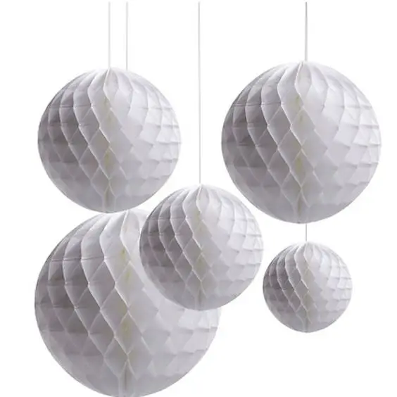 висящий шар. подвесной шарик светильник на солнечных батареях. висящий шар. елочные игрушки на белом фоне. хрустальная подвеска шар.