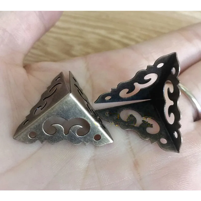 Wooden-Box-Cloud-Coner-Wine-Box-Protector-Embellishment-Findings-Triangle-Corners-Antique-Bronze-Tone-Hollow-Pattern (2)