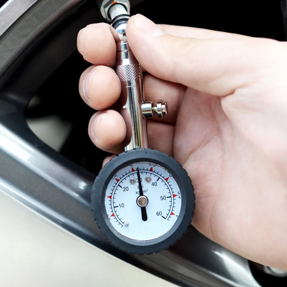 Давление в шинах автомобиля измеряется в. Манометр для измерения давления в шинах. Автомобильный манометр для шин. Манометр давления в шинах от камаза на ваз 2106. Давление в колесе автомобиля.