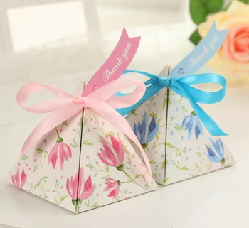 

100pcs Pink / Blue Triangular Pyramid Double-sided Floral / Striped Wedding Favors Candy Boxes Party Gifts Box + Ribbons + Tags