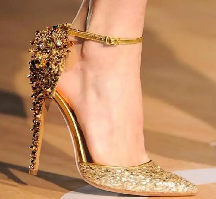 Модные пикантные женские модельные туфли с острым носком на шпильке, с заклепками, с пряжкой на лодыжке; блестящие туфли золотистого цвета для сцены; свадебные туфли-лодочки