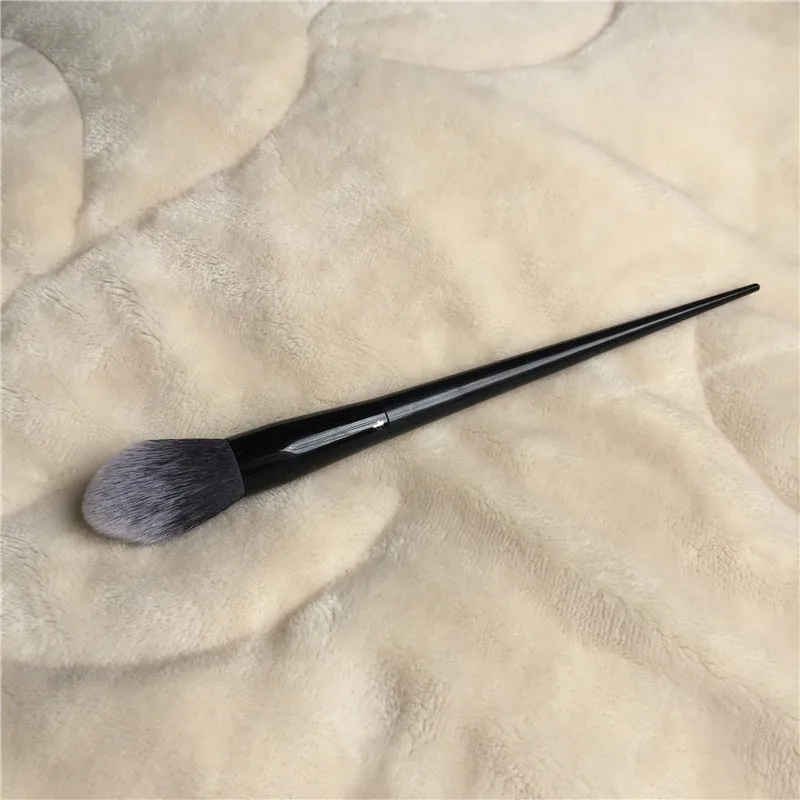 KVD Lock-It Powder Highlighter Brush #4 _ 1