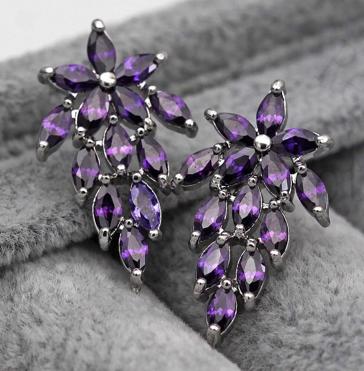 

Luxury Grape shape Stud Earrings for Women White Gold Filled Hollow Earring with Purple Zircon Trendy Jewelry for Wedding Party