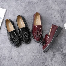 Женская обувь; лоферы; красная женская обувь; коллекция года; Осенняя обувь на платформе для женщин; туфли на плоской подошве с бахромой; повседневная женская обувь на плоской подошве из искусственной кожи черного цвета