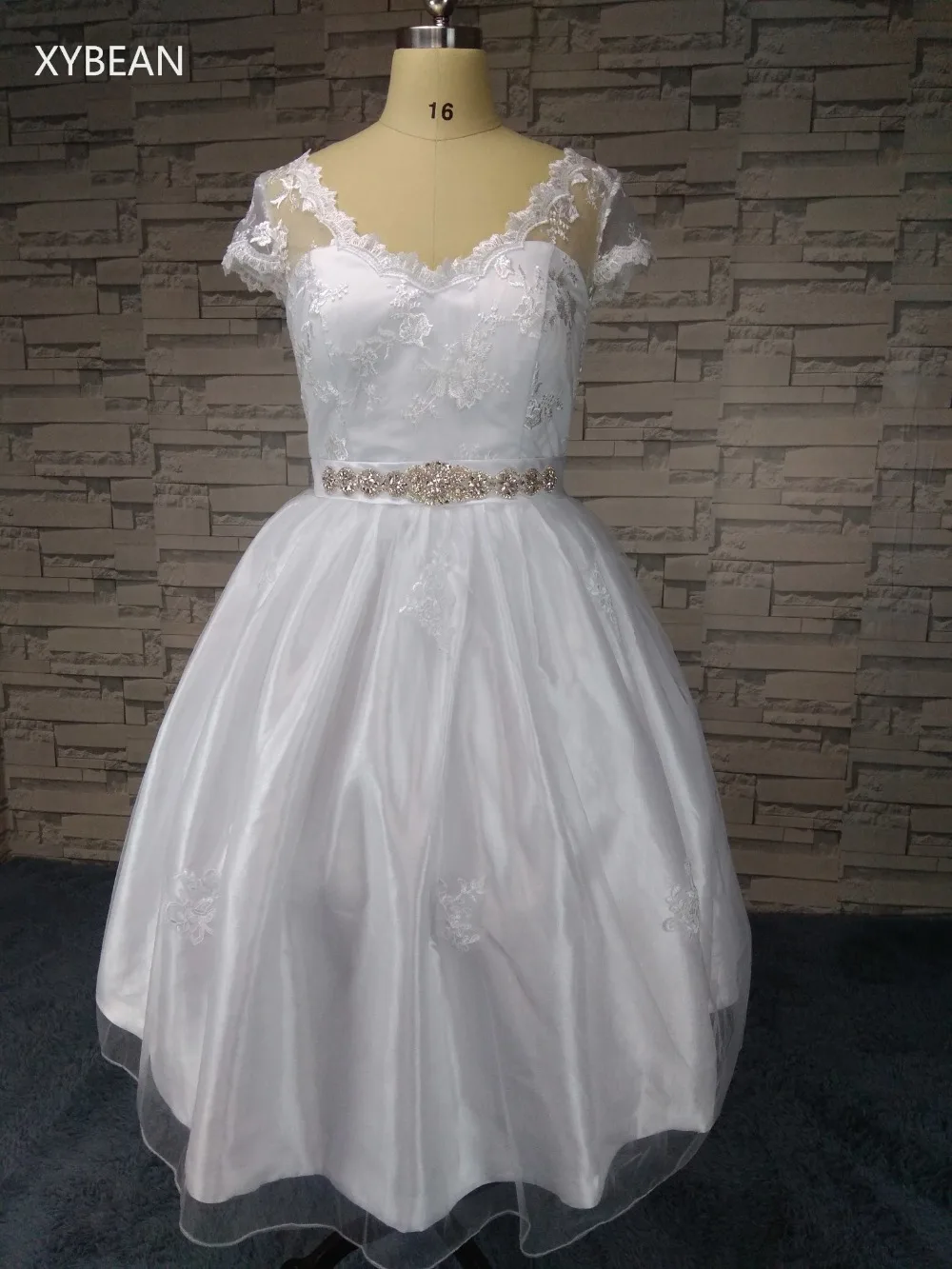 

2019 New Free Shipping Crystal Sashes A Line Lace up Lace Wedding Dresses