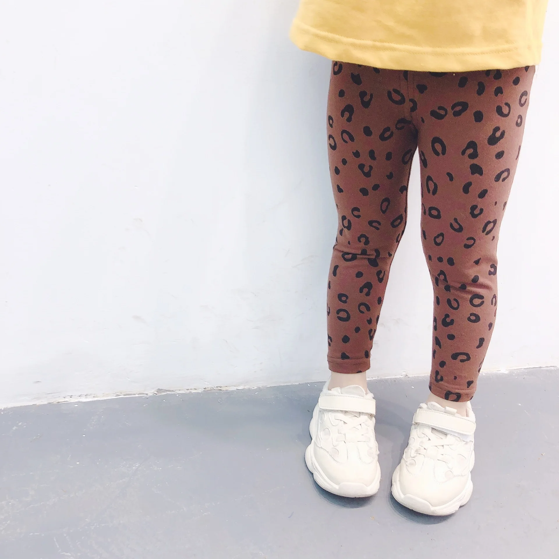 Весенние Модные лосины с леопардовым принтом в Корейском стиле для маленьких девочек, детские универсальные повседневные облегающие брюки детские брюки