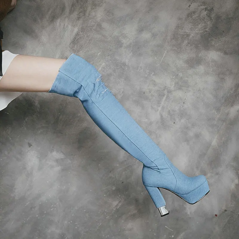 Женские синие джинсовые ботинки; ботфорты; коллекция года; женская обувь до колена на высоком каблуке; джинсовые ботинки с бахромой; большой размер 43