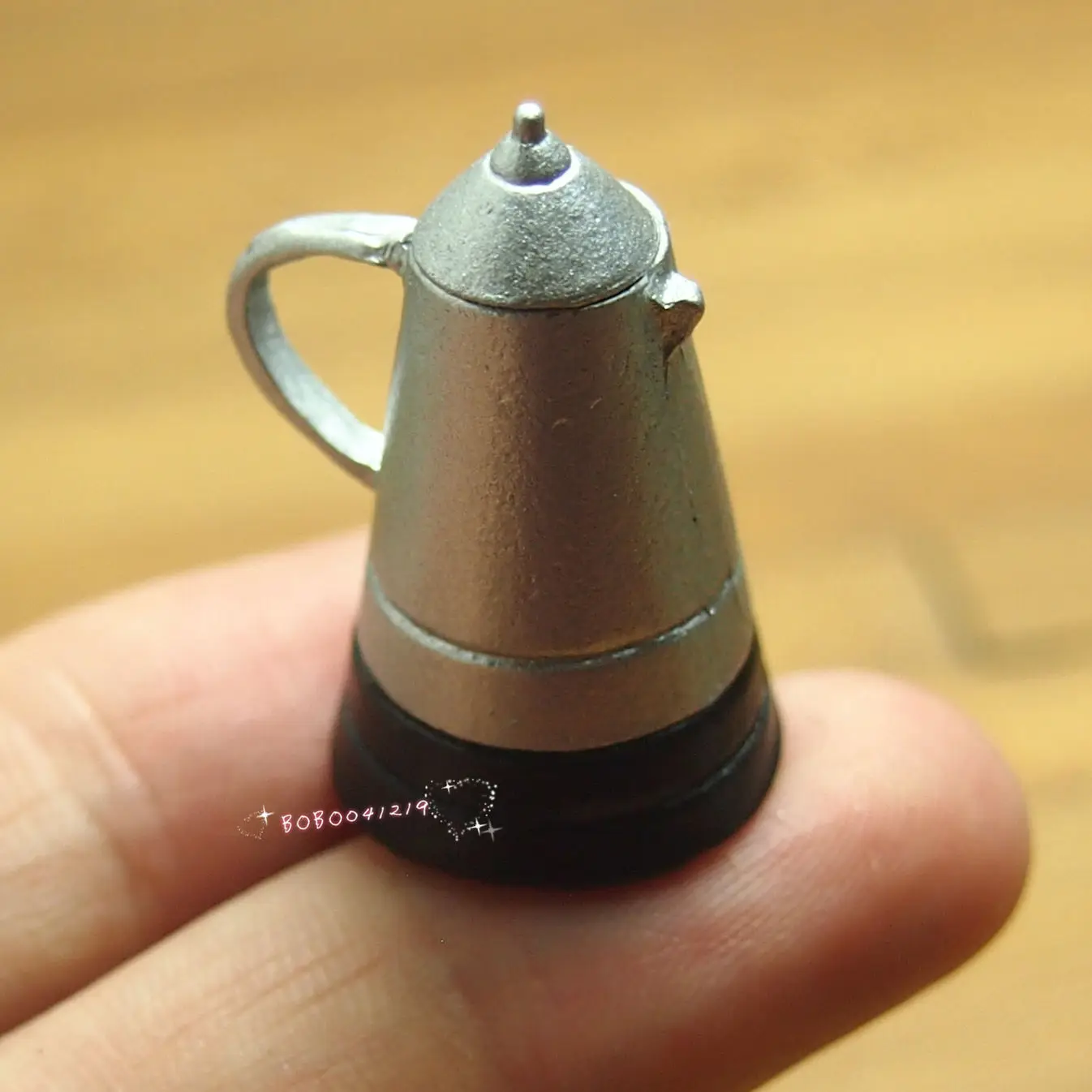 

Dollhouse Miniature 1:12 Toy Kitchen Metal Cone Shape Coffee Pot Tea Pot X0282